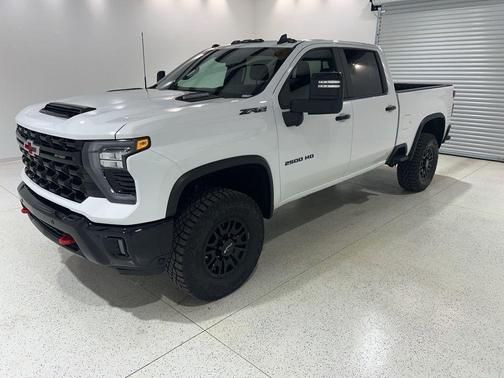 Summit White 2026 Chevrolet Silverado 2500 Crew Cab, Standard Bed, XR2, 4WD