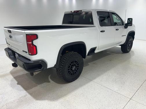Summit White 2026 Chevrolet Silverado 2500 Crew Cab, Standard Bed, XR2, 4WD