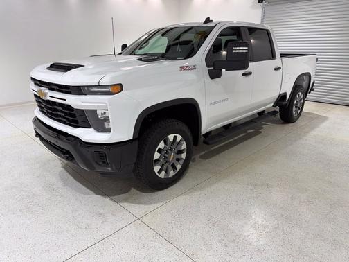 Summit White 2026 Chevrolet Silverado 2500 Custom
