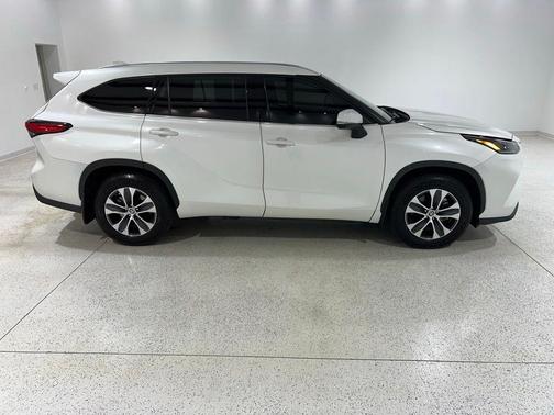 Blizzard Pearl 2021 Toyota Highlander XLE