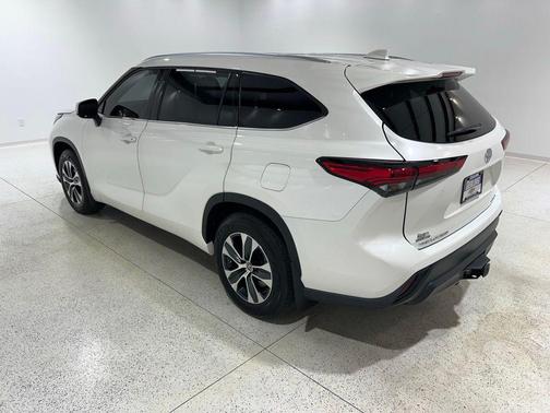 Blizzard Pearl 2021 Toyota Highlander XLE