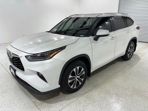 Blizzard Pearl 2021 Toyota Highlander XLE