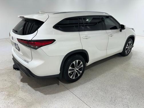 Blizzard Pearl 2021 Toyota Highlander XLE