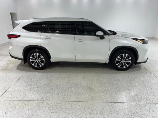 Blizzard Pearl 2021 Toyota Highlander XLE