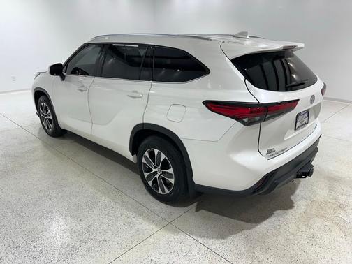 Blizzard Pearl 2021 Toyota Highlander XLE