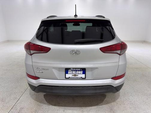 Molten Silver 2016 Hyundai TUCSON SE