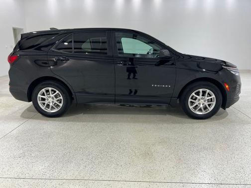Mosaic Black Metallic 2022 Chevrolet Equinox LS