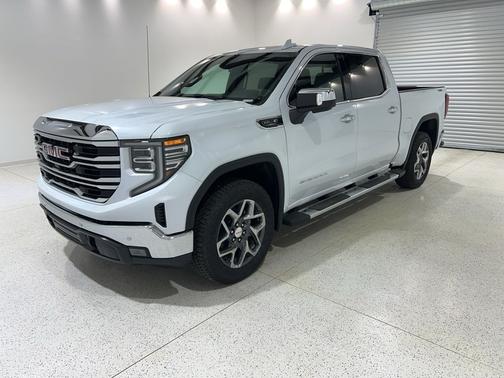 Glacier White Tricoat 2026 GMC Sierra 1500 SLT