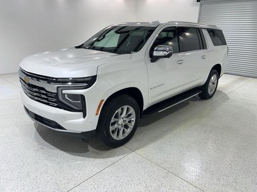Iridescent Pearl Tricoat 2025 Chevrolet Suburban Premier