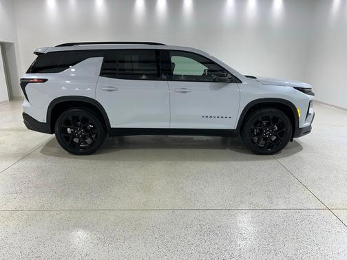 Polar White Tricoat 2026 Chevrolet Traverse RS
