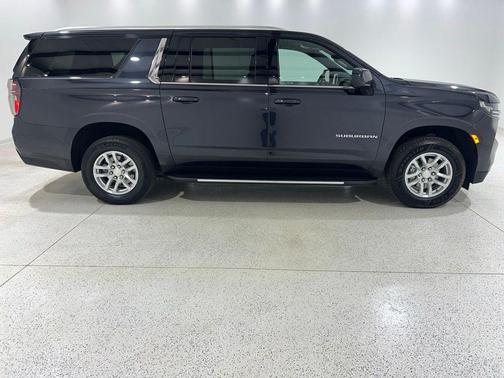 Dark Ash Metallic 2024 Chevrolet Suburban LT