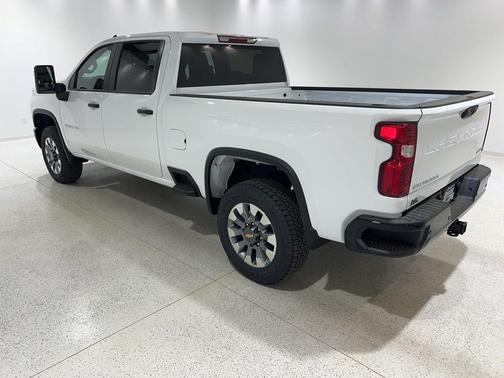 Summit White 2026 Chevrolet Silverado 2500 Custom