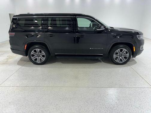 Diamond Black Crystal Pearlcoat 2025 Jeep Wagoneer Base