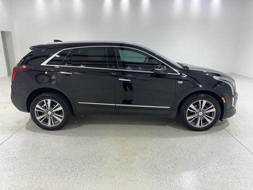 Stellar Black Metallic 2020 Cadillac XT5 Premium Luxury