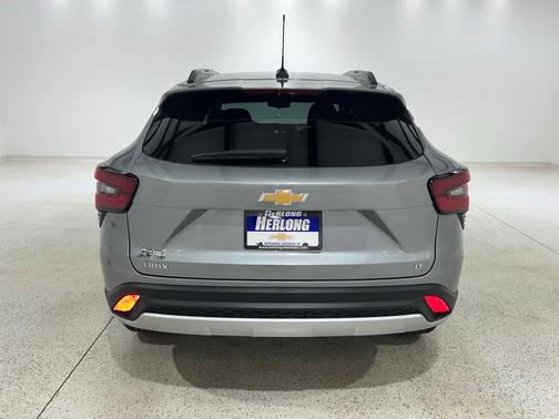 Sterling Gray Metallic 2026 Chevrolet Trax LT
