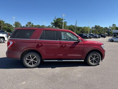 RUBY RED METALLIC TINTED CC 2018 Ford Expedition XLT