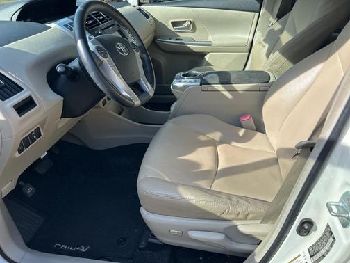 2013 Toyota Prius v Five