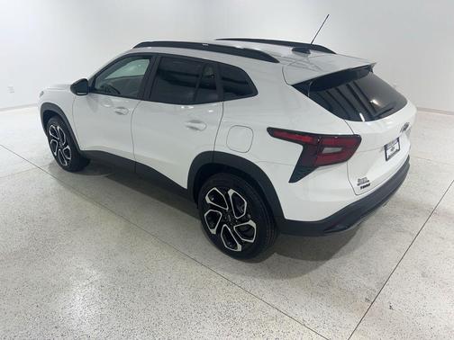 Summit White 2026 Chevrolet Trax FWD 2RS