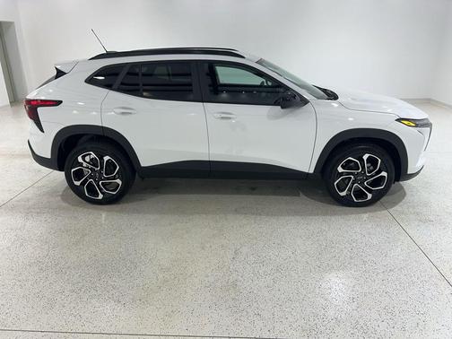 Summit White 2026 Chevrolet Trax FWD 2RS