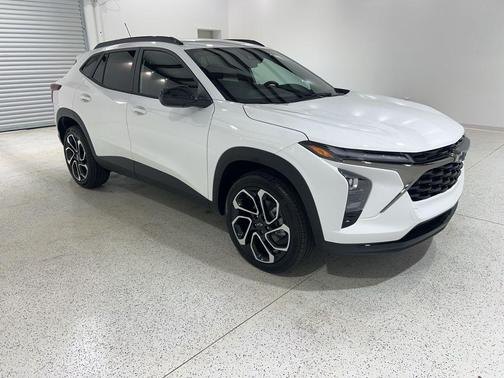 Summit White 2026 Chevrolet Trax FWD 2RS