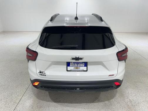 Summit White 2026 Chevrolet Trax FWD 2RS