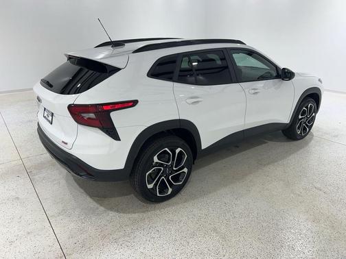 Summit White 2026 Chevrolet Trax FWD 2RS