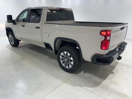 White Sands 2026 Chevrolet Silverado 2500 Custom