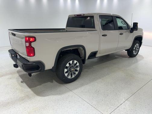 White Sands 2026 Chevrolet Silverado 2500 Custom
