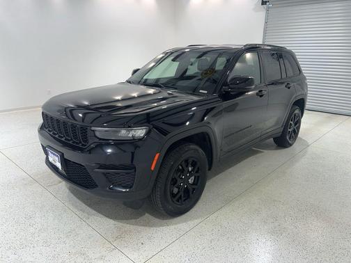 Diamond Black Crystal Pearlcoat 2025 Jeep Grand Cherokee Altitude