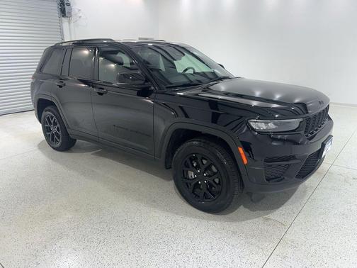 Diamond Black Crystal Pearlcoat 2025 Jeep Grand Cherokee Altitude
