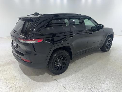 Diamond Black Crystal Pearlcoat 2025 Jeep Grand Cherokee Altitude