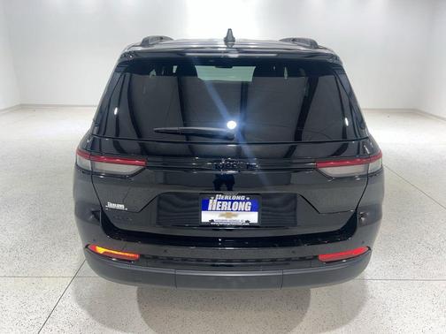 Diamond Black Crystal Pearlcoat 2025 Jeep Grand Cherokee Altitude