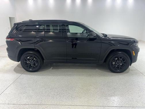 Diamond Black Crystal Pearlcoat 2025 Jeep Grand Cherokee Altitude