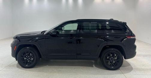 Diamond Black Crystal Pearlcoat 2025 Jeep Grand Cherokee Altitude