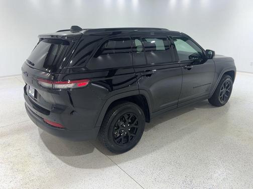 Diamond Black Crystal Pearlcoat 2025 Jeep Grand Cherokee Altitude