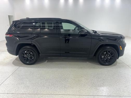Diamond Black Crystal Pearlcoat 2025 Jeep Grand Cherokee Altitude