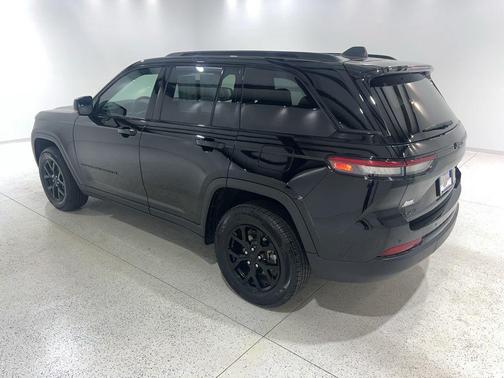 Diamond Black Crystal Pearlcoat 2025 Jeep Grand Cherokee Altitude