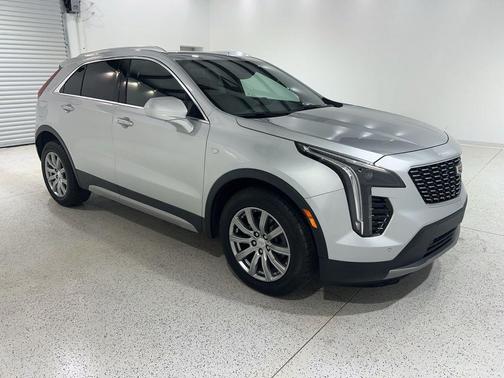 Radiant Silver Metallic 2020 Cadillac XT4 Premium Luxury