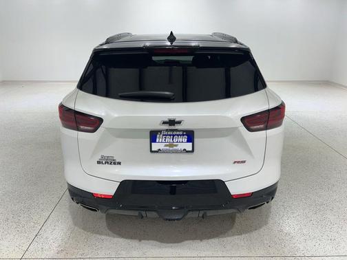 Iridescent Pearl Tricoat 2023 Chevrolet Blazer RS