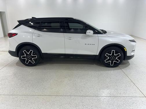 Iridescent Pearl Tricoat 2023 Chevrolet Blazer RS