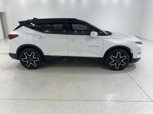 Iridescent Pearl Tricoat 2023 Chevrolet Blazer RS