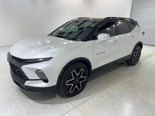 Iridescent Pearl Tricoat 2023 Chevrolet Blazer RS