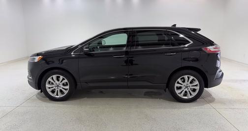 Agate Black Metallic 2022 Ford Edge Titanium