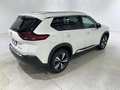 Pearl White Tricoat 2022 Nissan Rogue SL