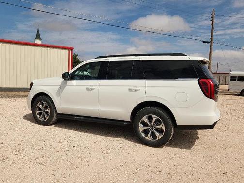 Star White Metallic Tri-Coat 2027 Ford Expedition Active