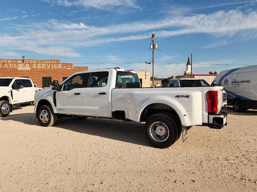 Oxford White 2027 Ford F-350 XL