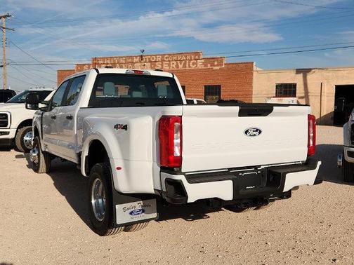Oxford White 2027 Ford F-350 XL