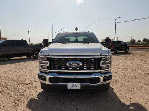 Oxford White 2027 Ford F-350 Lariat