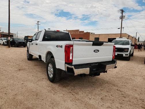 Oxford White 2027 Ford F-250 XLT