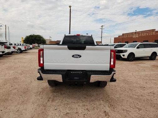Oxford White 2027 Ford F-250 XLT